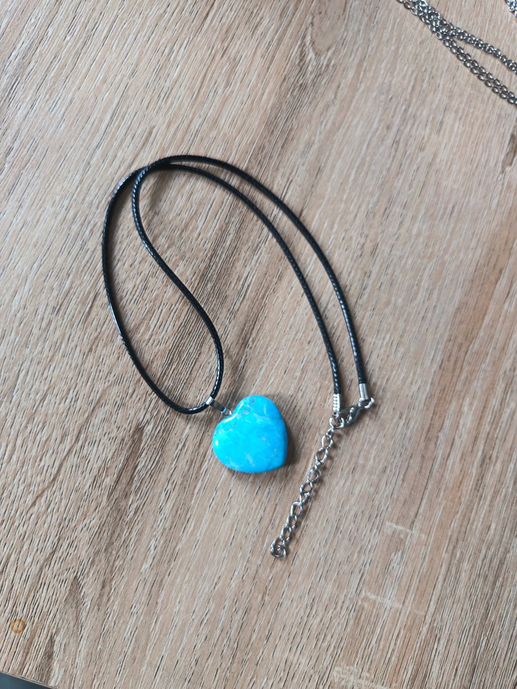 Pendentif Howlite Teintée Turquoise Cœur 30mm avec Cordon Noir - Bijouxlithotresors