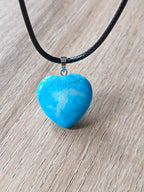 Pendentif Howlite Teintée Turquoise Cœur 30mm avec Cordon Noir - Bijouxlithotresors