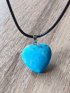 Pendentif Howlite Teintée Turquoise Cœur 30mm avec Cordon Noir - Bijouxlithotresors