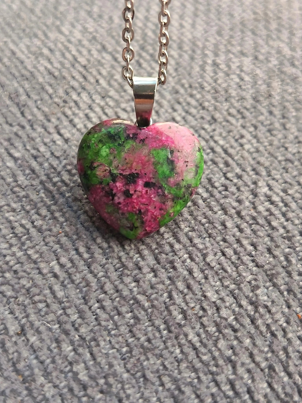 Collier Pendentif Rubis Zoïsite Cœur 20mm - Pierre Naturelle avec Chaîne - Bijouxlithotresors