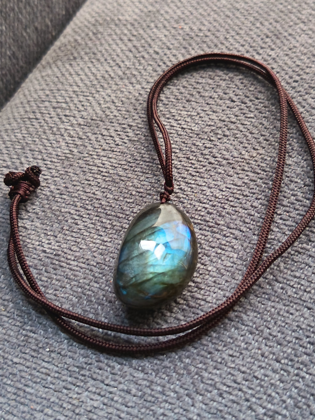 💚 Pendentif en pierre naturelle – Labradorite avec cordon réglable | Pièce unique