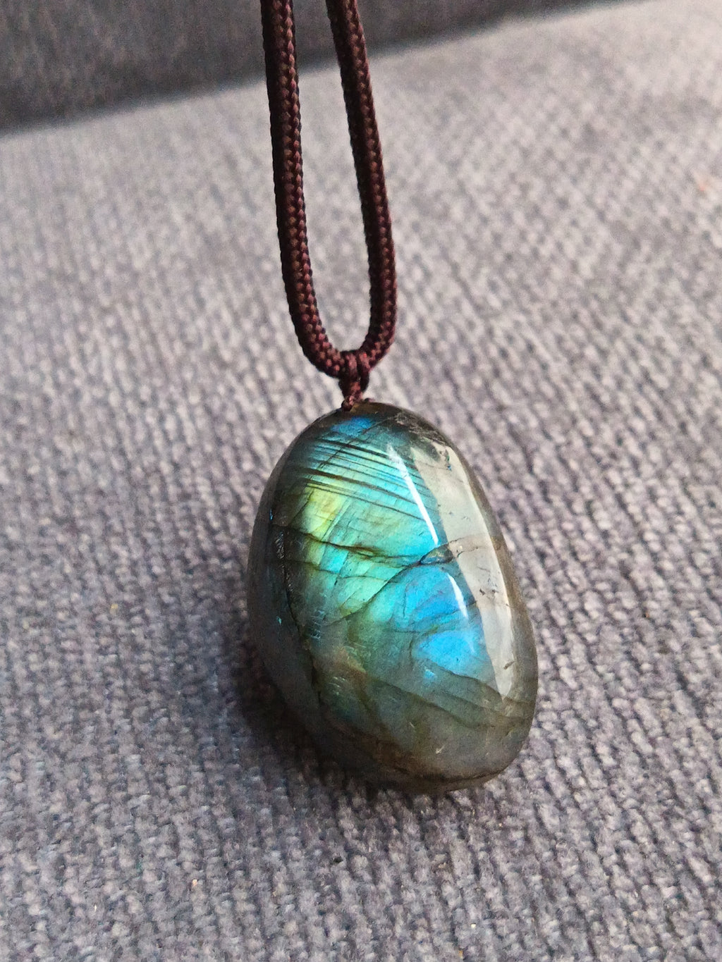 💚 Pendentif en pierre naturelle – Labradorite avec cordon réglable | Pièce unique