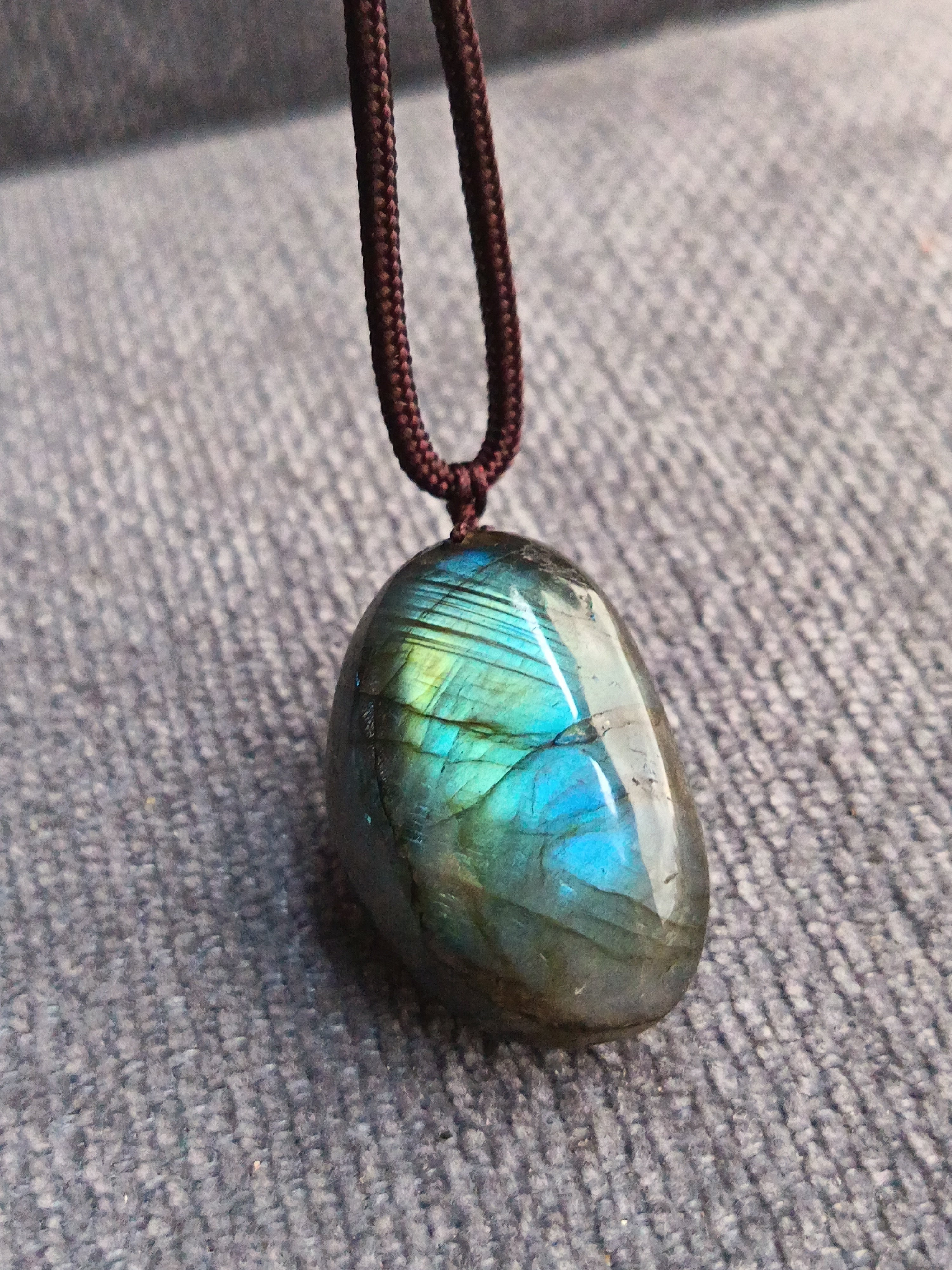 💚 Pendentif en pierre naturelle – Labradorite avec cordon réglable | Pièce unique