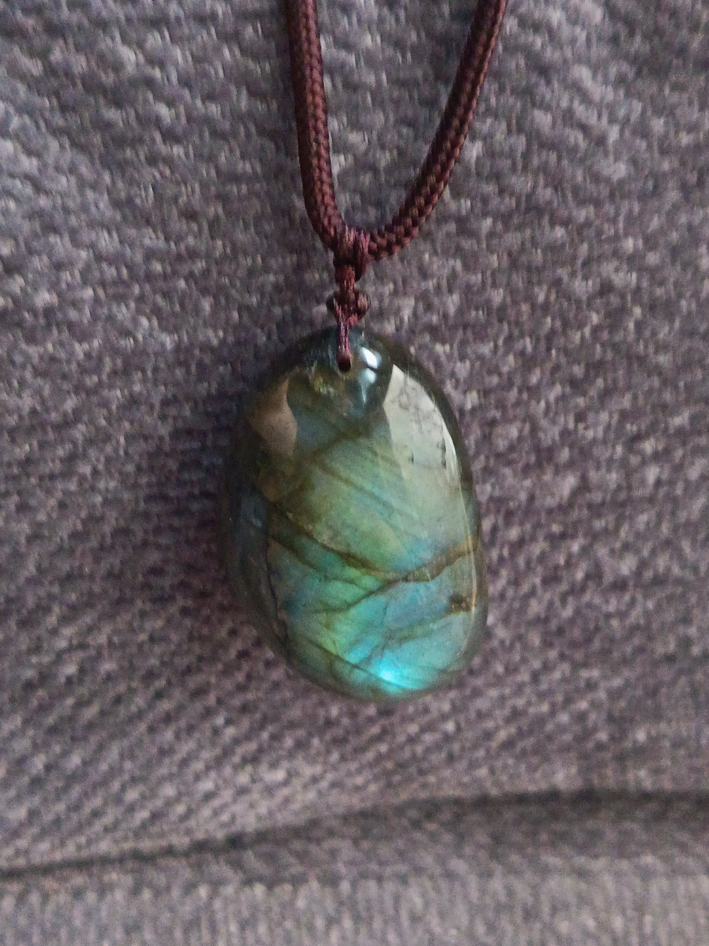 💚 Pendentif en pierre naturelle – Labradorite avec cordon réglable | Pièce unique