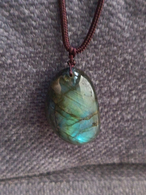 💚 Pendentif en pierre naturelle – Labradorite avec cordon réglable | Pièce unique