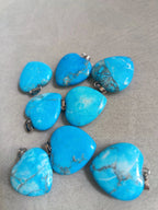 Pendentif Howlite Teintée Turquoise Cœur 30mm avec Cordon Noir - Bijouxlithotresors